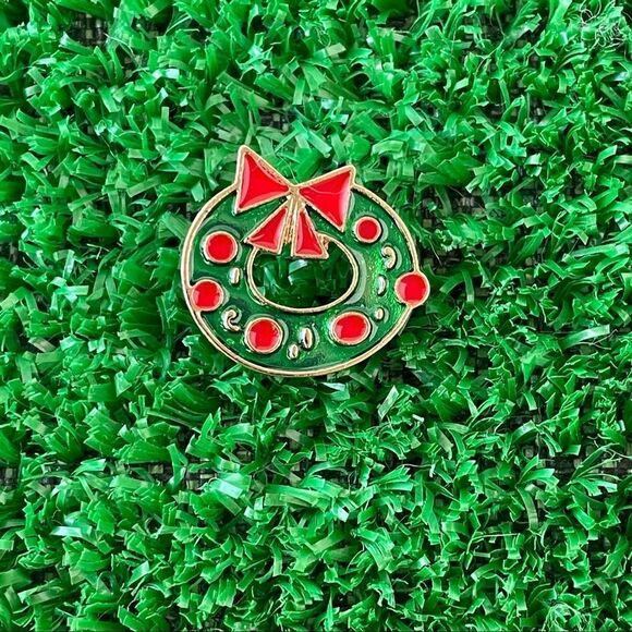 Christmas Wreath Small Enamel Pin/ Brooch Lapel - Picture 3 of 7